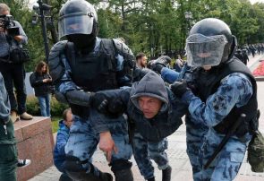 Jóevenes protestando en Moscú